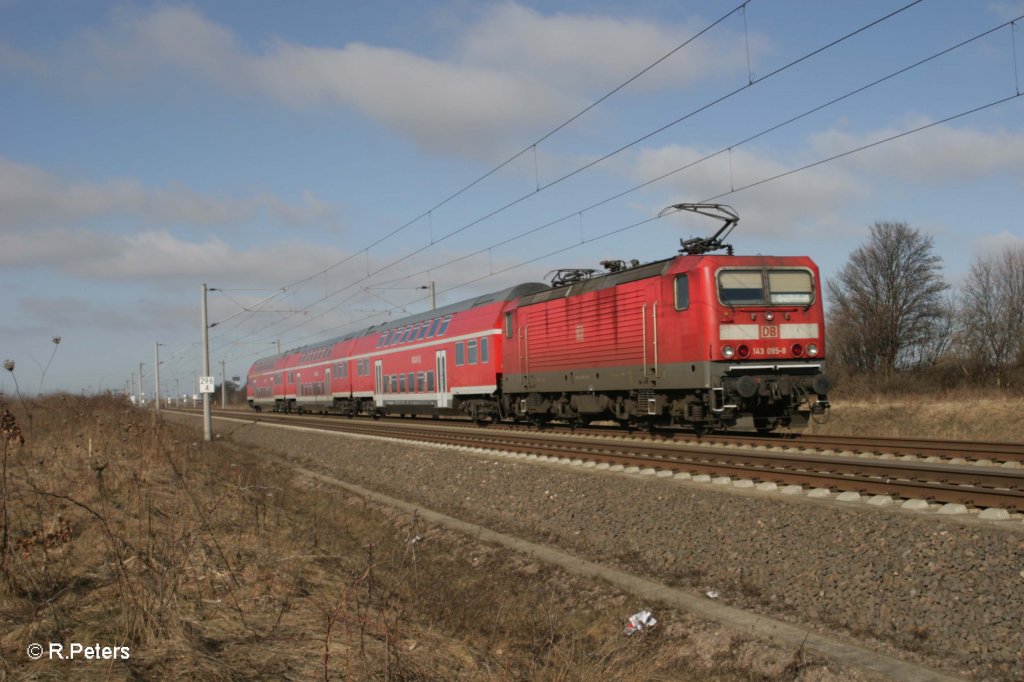 143 095-8 schiebt ein RE Halle bei Leipzig-Halle Flughafen. 06.03.11