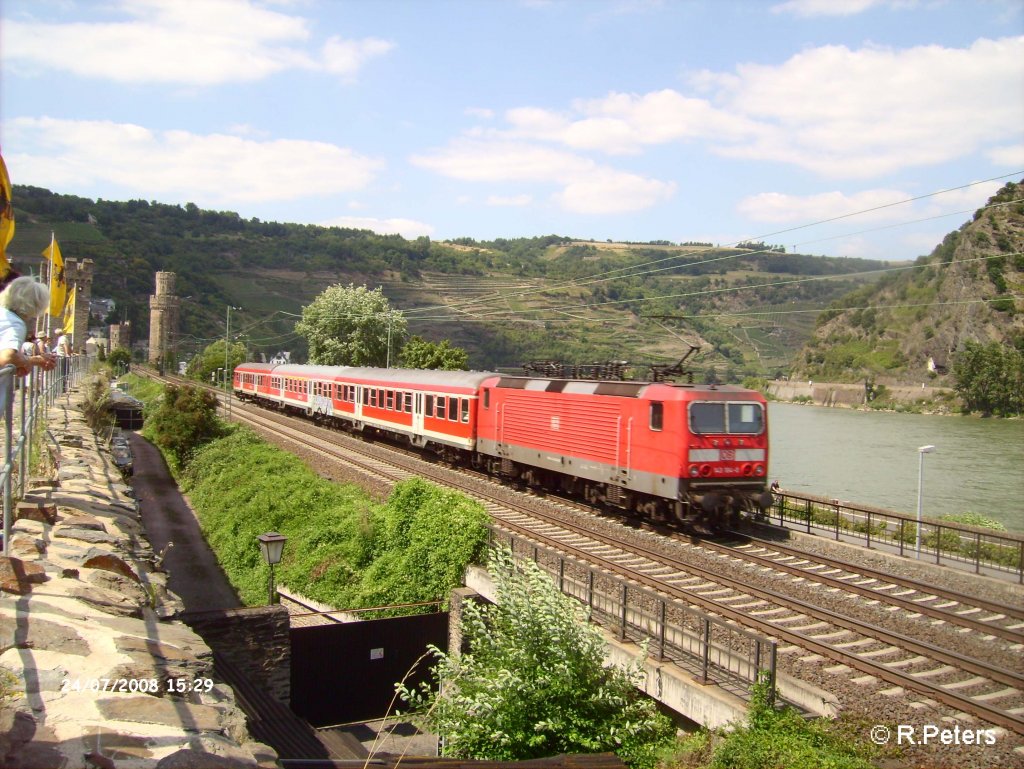 143 184-0 schiebt eine RB Koblenz durch Oberwesel. 24.07.08