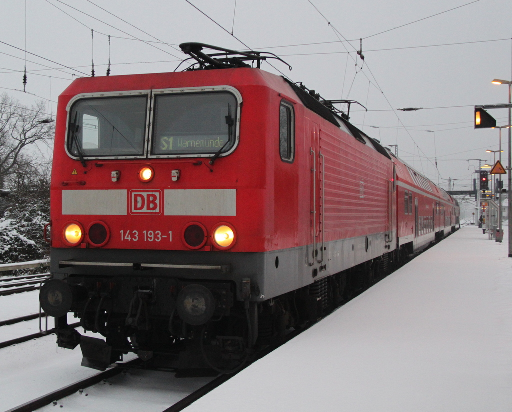 143 191-3 mit S1 von Rostock Hbf nach Warnemnde kurz nach der Ankunft in Rostock-Bramow.27.01.2013