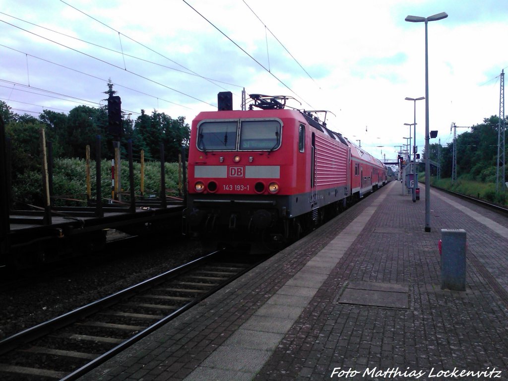 143 193-1 als S1 mit Ziel Warnem�nde im S-Bahn Hp. Rostock-Bramow am 22.6.13