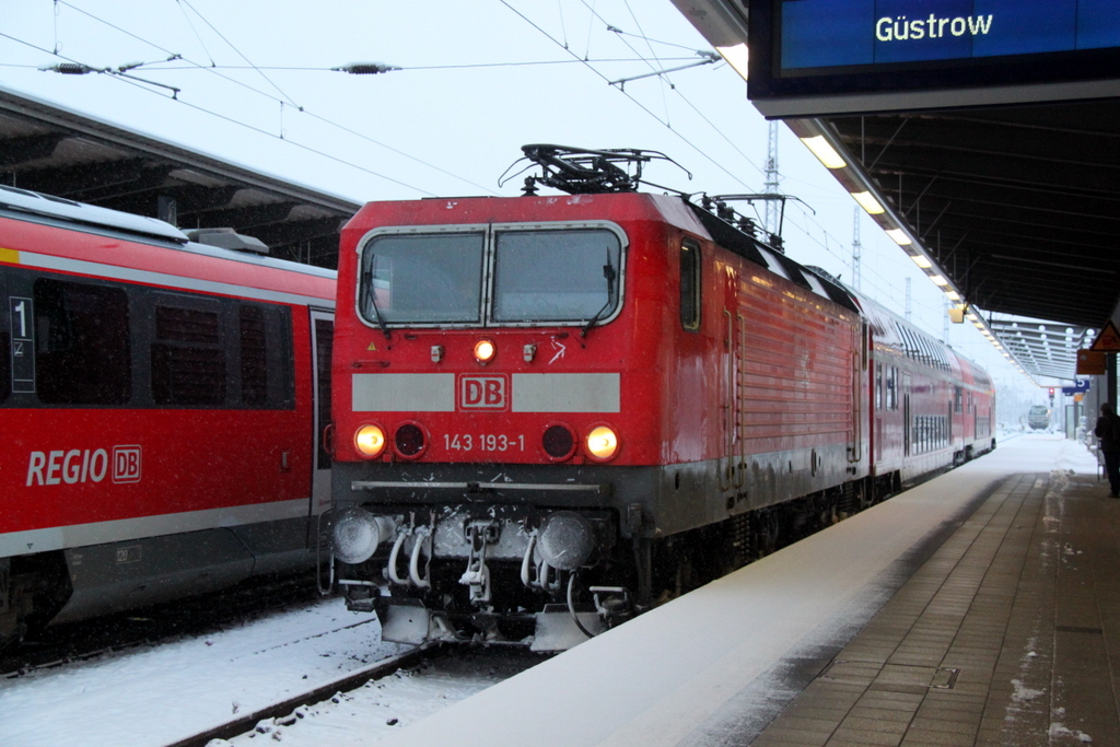 143 193-1 mit S3 von Gstrow nach Rostock Hbf kurz nach der Ankunft im Rostocker Hbf.09.02.2013