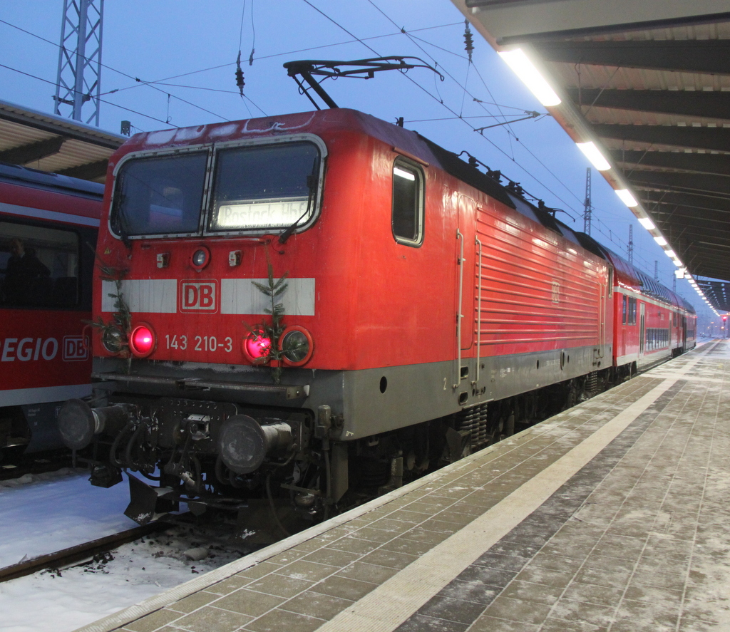 143 210-3 mit S 3 von Rostock Hbf nach Gstrow kurz vor der Abfahrt im Rostocker Hbf.09.12.2012