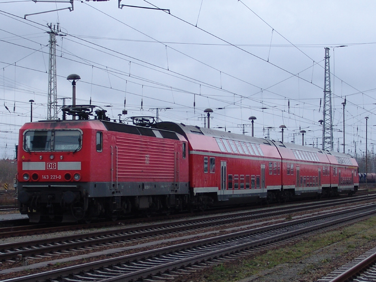 143 221-0 mit Dosto-Park abgestellt im Bahnhof Stendal am 21.03.09 