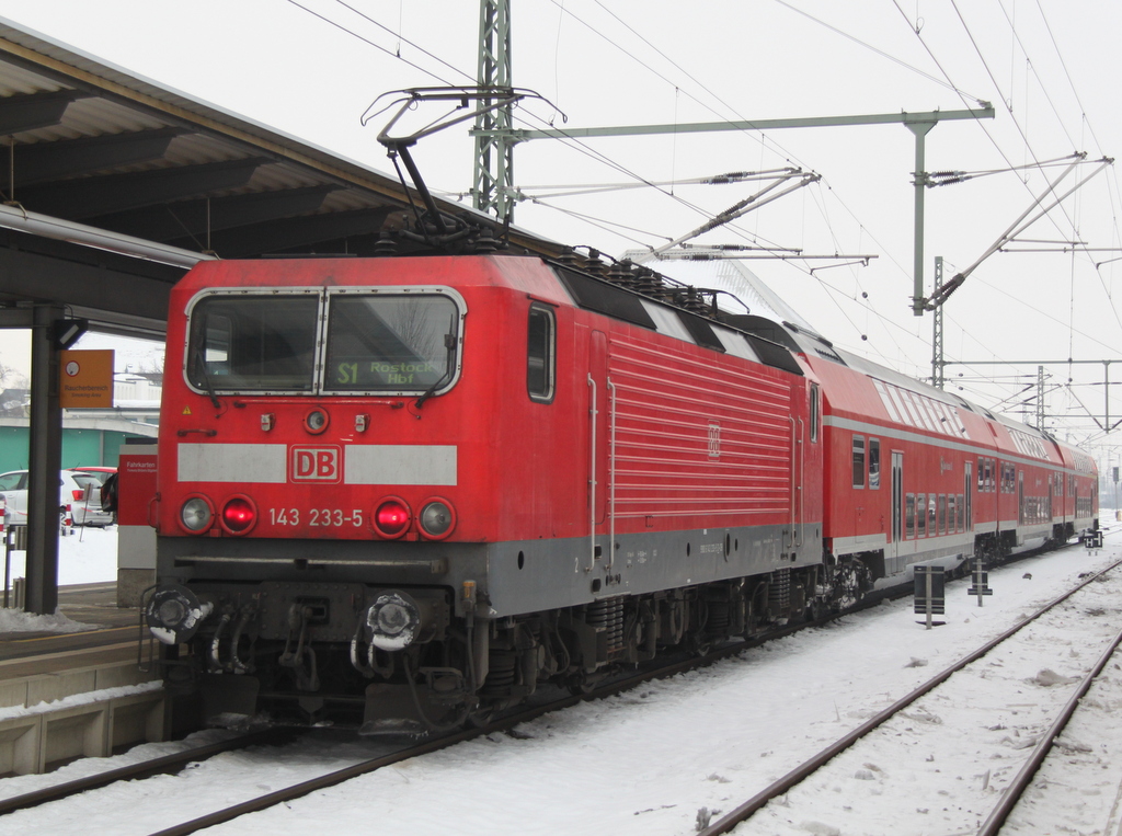 143 233-5 mit S1 von Warnemnde nach Rostock Hbf kurz nach der Ankunft im Rostocker Hbf.14.12.2012