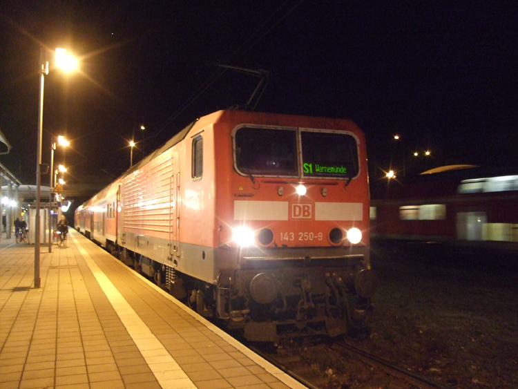 143 250-9 mit S1 von Rostock Hbf Richtung Warnemnde kurz vor der Ausfahrt um 06:29 im Haltepunkt Rostock-Ltten Klein.(18.10.10)