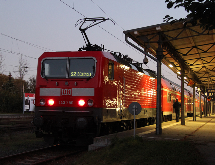 143 250-9+S2 von Warnemnde nach Gstrow kurz vor der Abfahrt im Bahnhof Warnemnde.16.10.2011