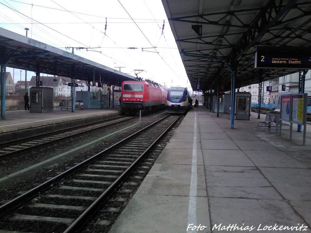 143 250 Als RE5 mit Ziel Neustrelitz Hbf / OLA VT 0004 mit Ziel �ckerm�nde Stadthafen im Bahnhof Neubrandenburg am 3.2.13