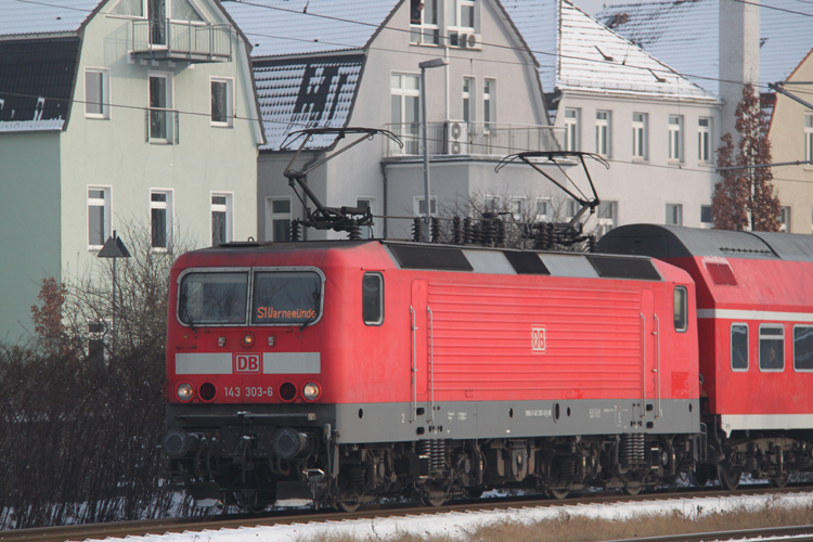 143 303-6 mit S1 von Rostock Hbf nach Warnemnde bei der Ausfahrt im Rostocker Hbf.29.01.2012