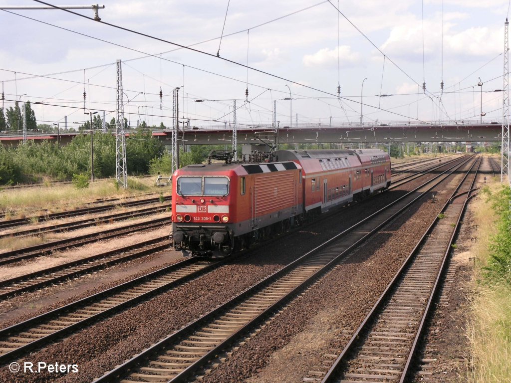 143 305-1 verlsst Eisenhttenstatd mit den RB11 Cottbus. 06.06.08