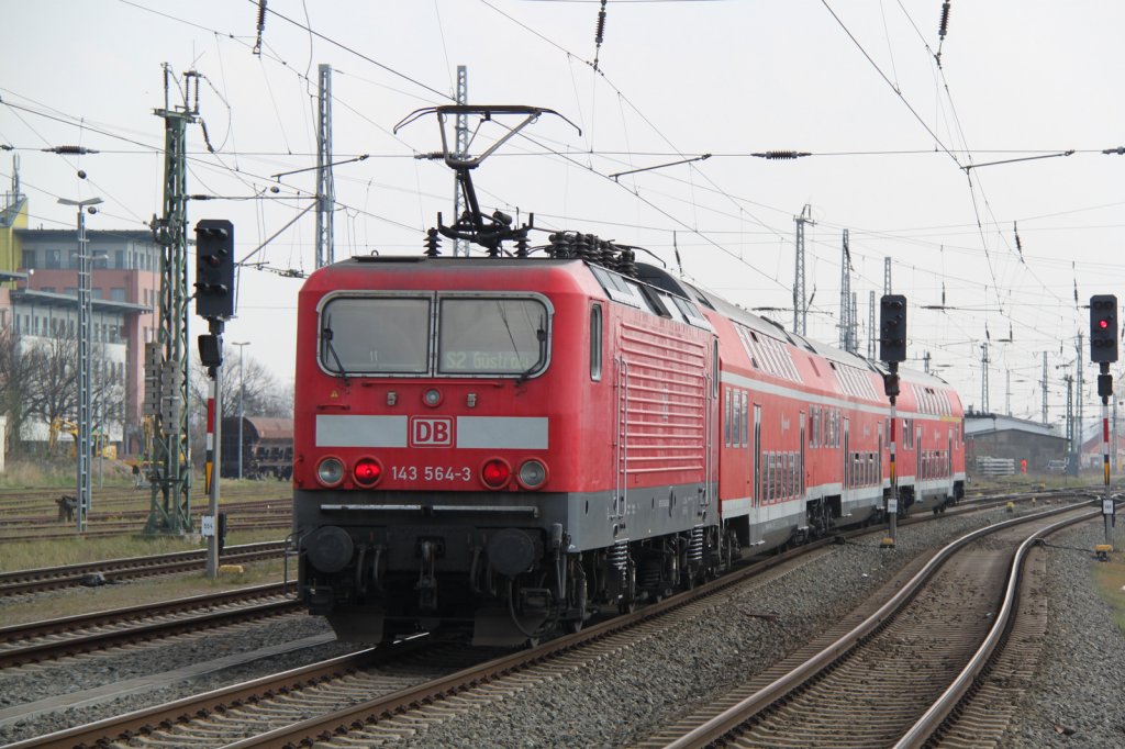 143 564-3 ex 243 564-2(DB Regio AG-Region Nordost)
Fahrzeugnutzer:Regionalbereich Mecklenburg-Vorpommern-Schwerin.Als S2 
Warnende-Gstrow bei der Ausfahrt im Rostocker Hbf.20.04.2012