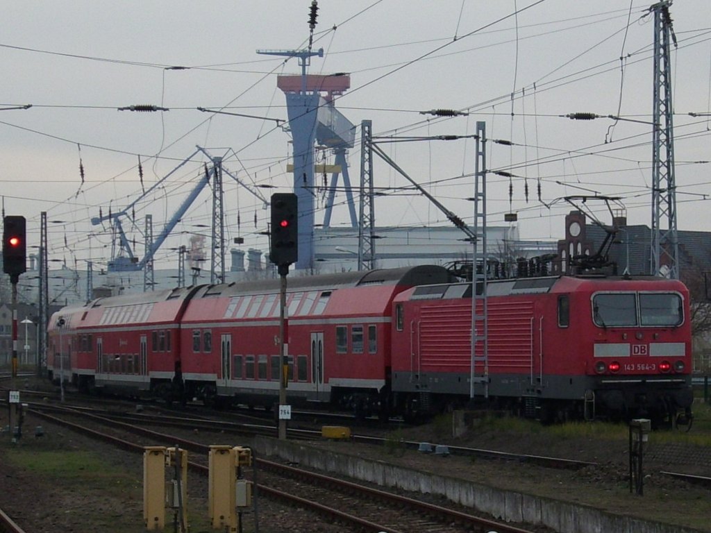 143 564 schob am 05.Dezember 2009 die Rostocker S-Bahn aus Warnemnde nach Rostock Hbf.