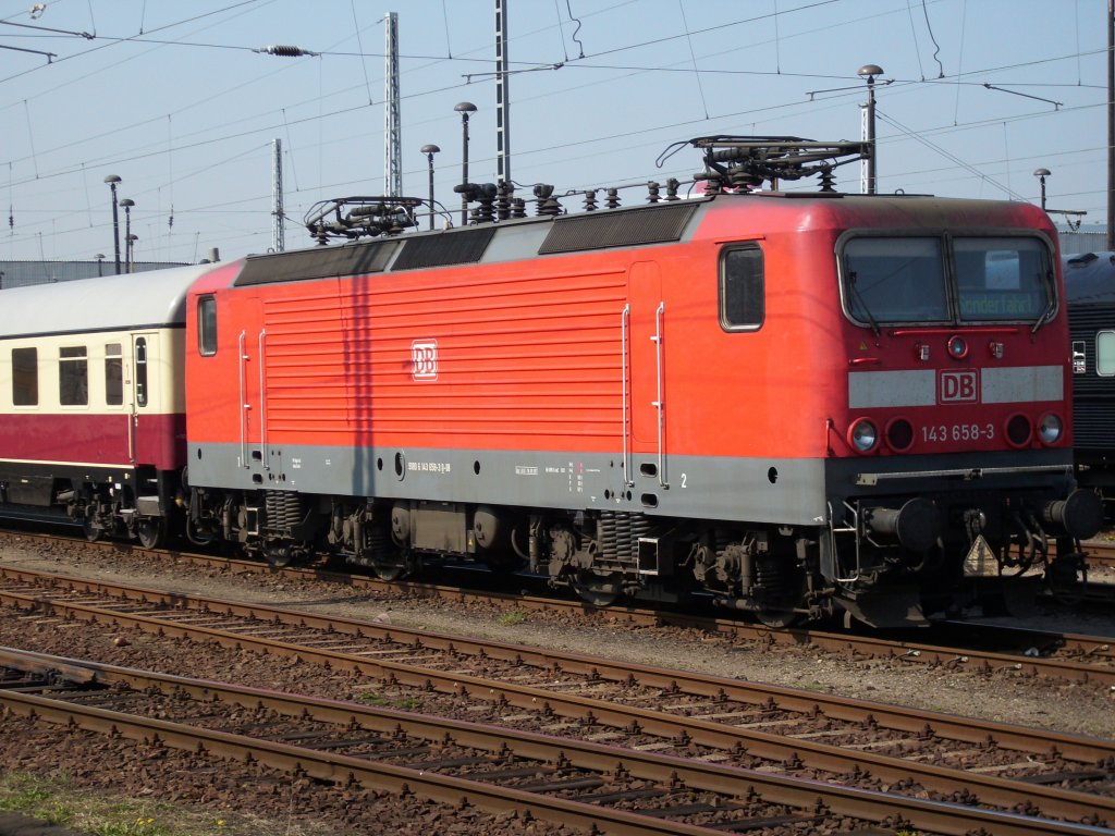 143 658 mit dem TEE-Sonderzug aus Chemnitz abgestellt am 12.April 2009 in Berlin Lichtenberg.