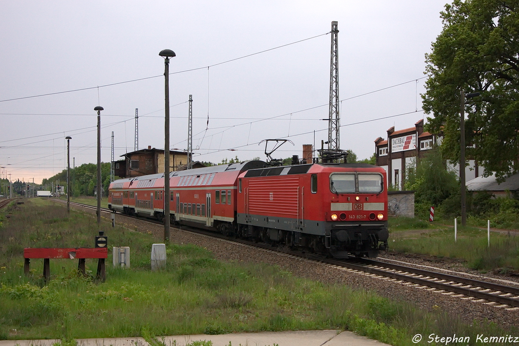 143 821-7 mit der RB14 (RB 18572) von Senftenberg nach Berlin-Schnefeld Flughafen, bei der Einfahrt in Knigs Wusterhausen. 14.05.2013