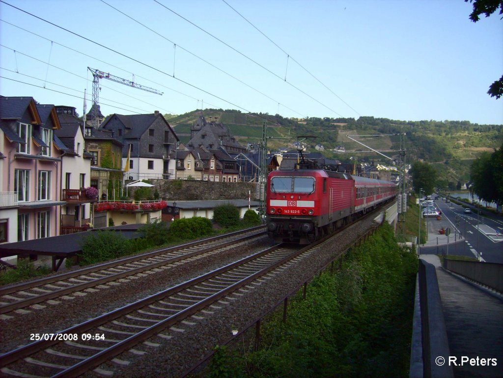 143 822-5 schiebt eine RB Koblenz durch Oberwesel. 25.07.08