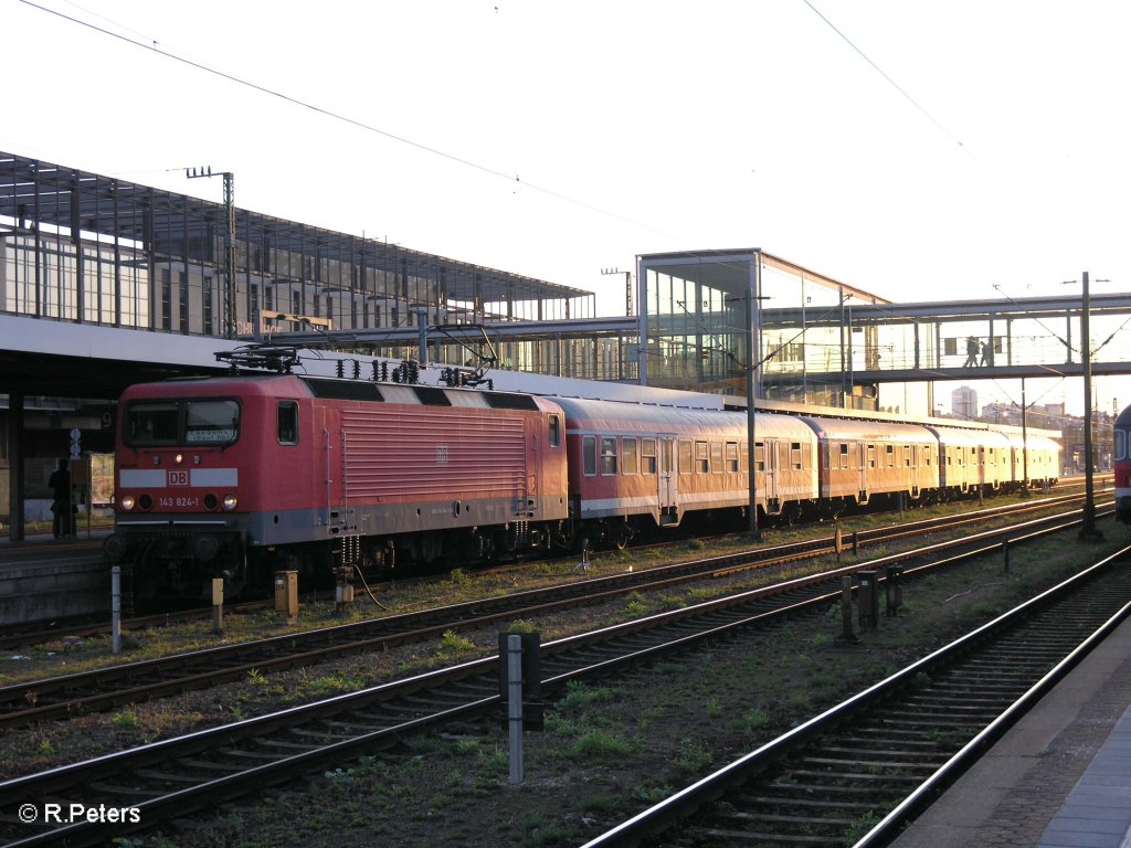 143 824-1 wartet im Regensburger HBF mit der RB32535 Landsberg (Bay) HBF
09.09.09