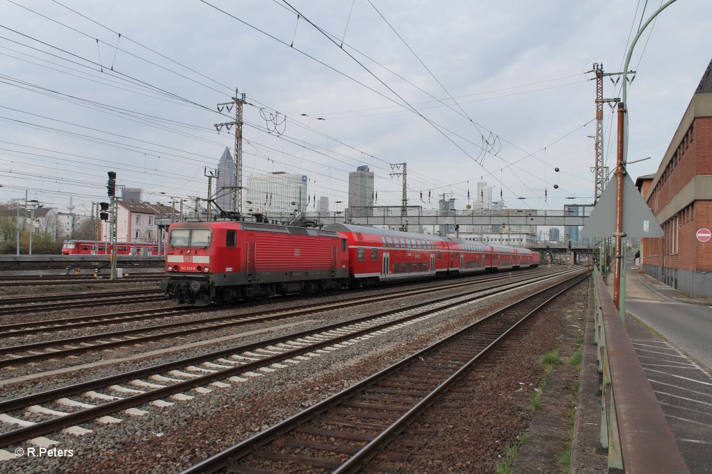 143 825-8 verlsst Frankfurt/Main mit einem Sandwitch den Frankfurter HBF. 15.04.13