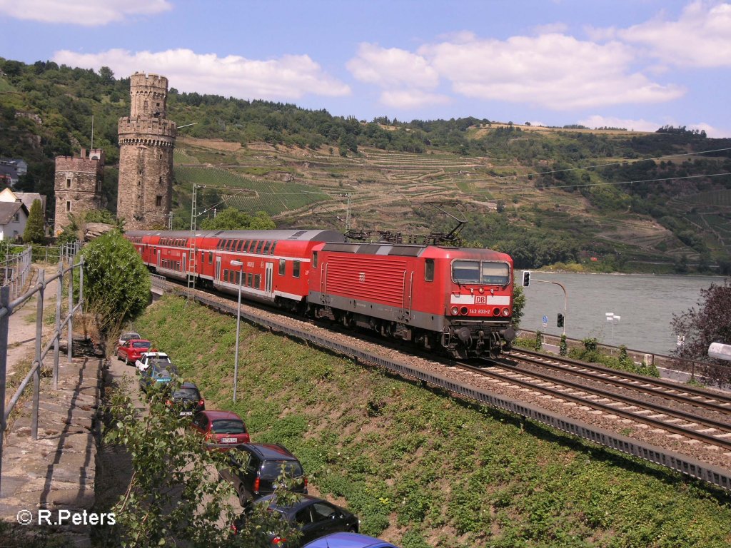 143 833-2 erreicht in wenigen Minuten den Bahnhof Oberwesel mit ein RE Frankfurt/Main im Sandwitch. 24.07.08