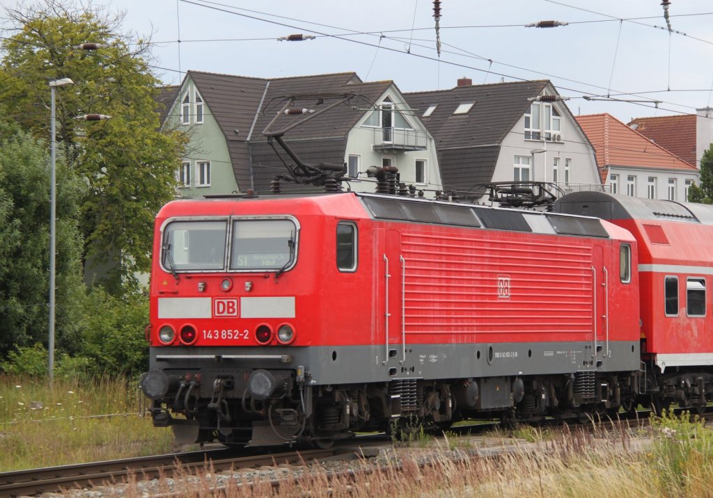 143 852-2 mit S1 von Warnemnde nach Rostock Hbf bei der Einfahrt im Rostocker Hbf.13.07.2012