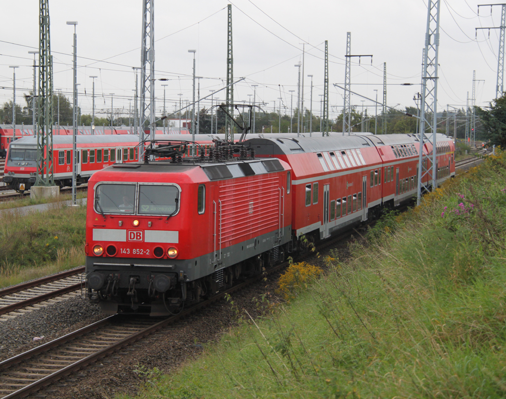 143 852-2 mit S2 von Gstrow nach Warnemnde bei der Einfahrt im Rostocker Hbf.10.09.2011