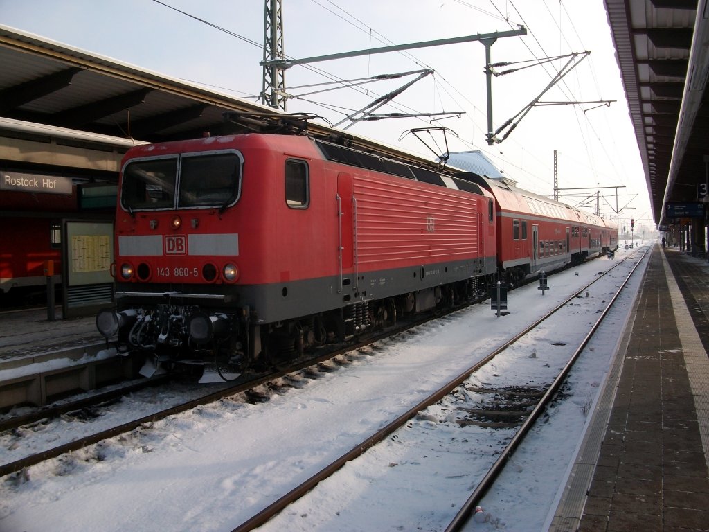 143 860 nach Warnemnde am 04.Dezember 2010 im Rostocker Hbf.