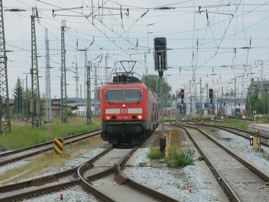 143 860 wartete,am 28.Mai 2011,in Rostock Hbf,auf Erlaubnis an den Bahnsteig vorziehen.