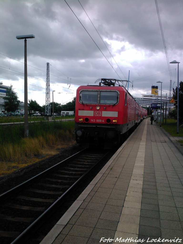 143 889-4 als S1 bei der Einfahrt in den Endbahnhof Warnem�nde am 22.6.13