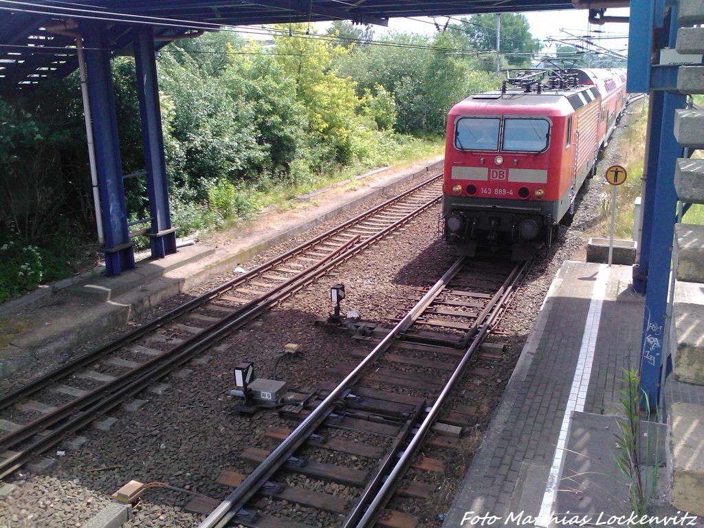 143 889-4 als S1 mit ziel Warnem�nde bei der Einfahrt in den S-Bahn Hp. Rostock-Bramow am 22.6.13