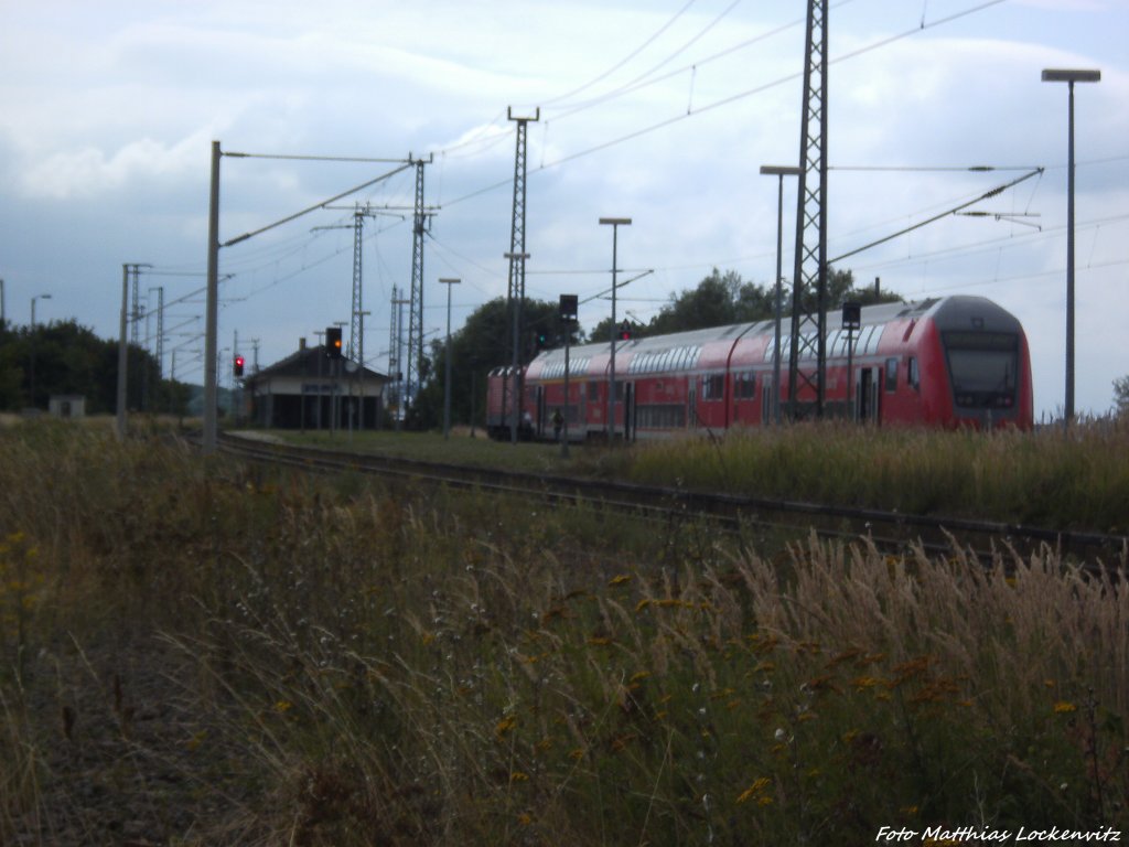 143 899-4 mit dem RE9 mit ziel Stralsund Hbf im Bahnhof Altef�hr am 7.8.13