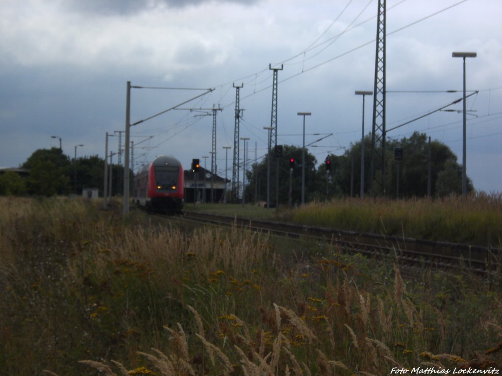 143 899-4 mit dem RE9 mit ziel Ostseebad Binz im Bahnhof Altef�hr am 7.8.13