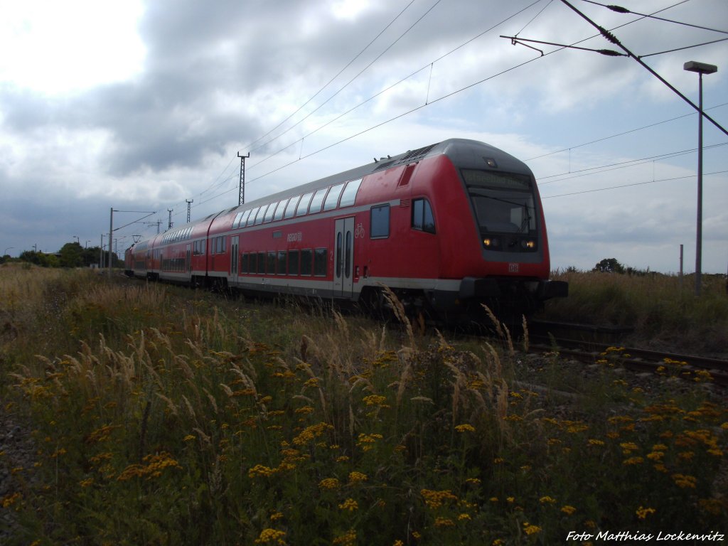 143 899-4 mit dem RE9 mit ziel Ostseebad Binz bei der Ausdfahrt aus Altef�hr am 7.8.13