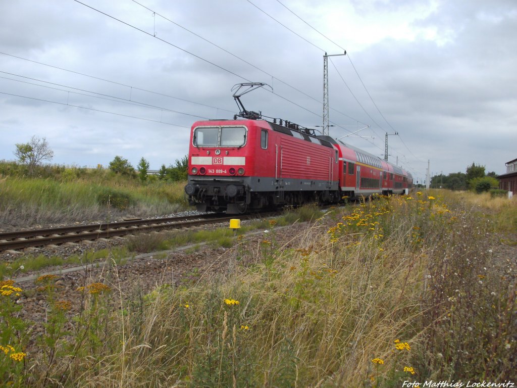143 899-4 mit dem RE9 mit ziel Ostseebad Binz bei der Ausdfahrt aus Altef�hr am 7.8.13
