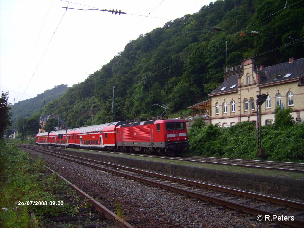 143 910-8 verlsst Bacharach mit einer RB Mainz geschoben. 26.07.08