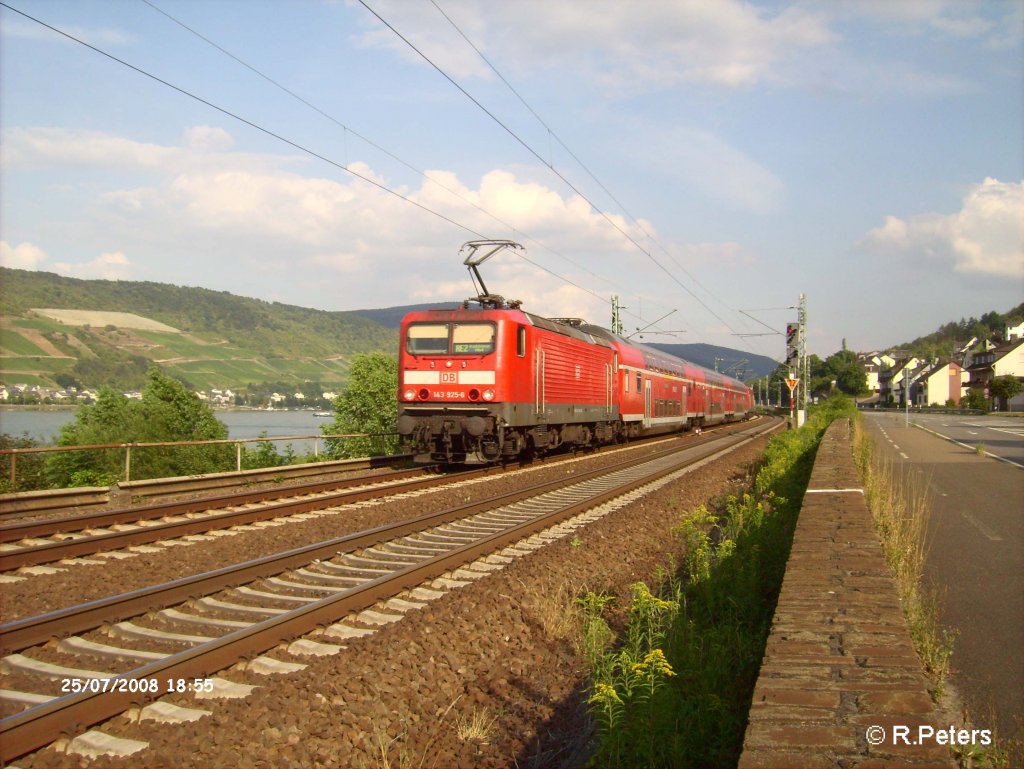 143 925-6 zieht bei Rheindiebach ein RE Koblenz. 25.07.08