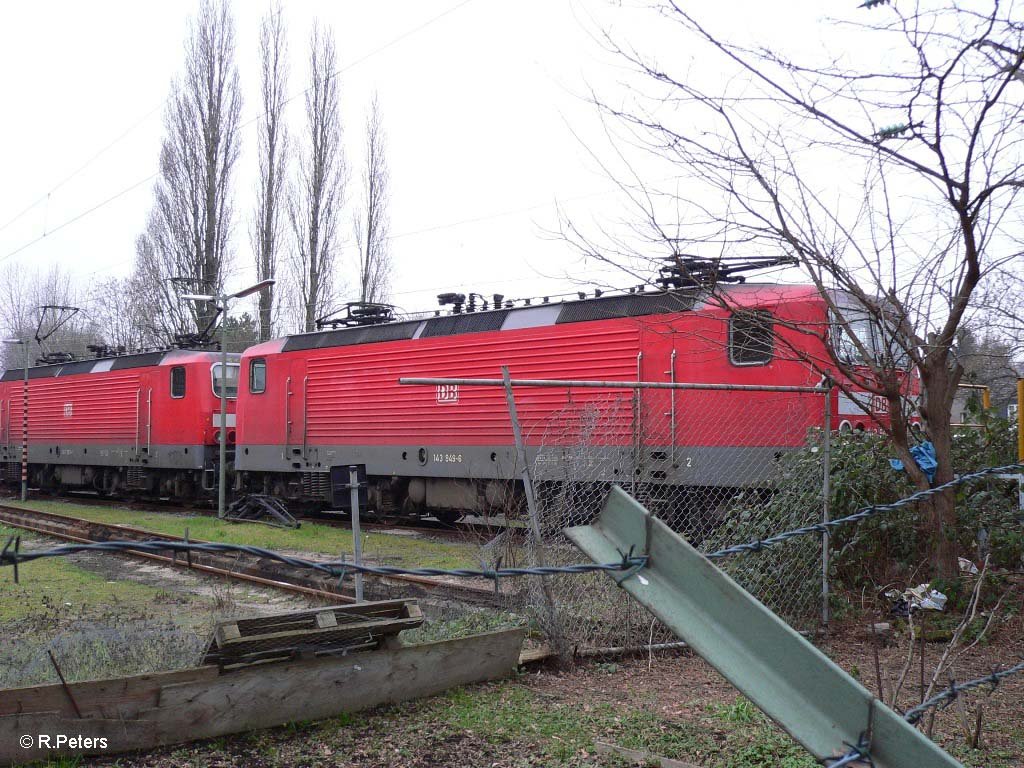 143 949-6 und eine Schwester Maschine stehen in BW Dsseldorf-Altstadt bereit. 06.01.06