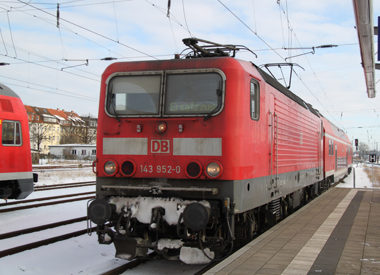 143 952-0 mit Rostocker S-Bahn als RE 13010 von Sassnitz nach Rostock Hbf bei der Einfahrt im Rostocker Hbf.11.02.2012