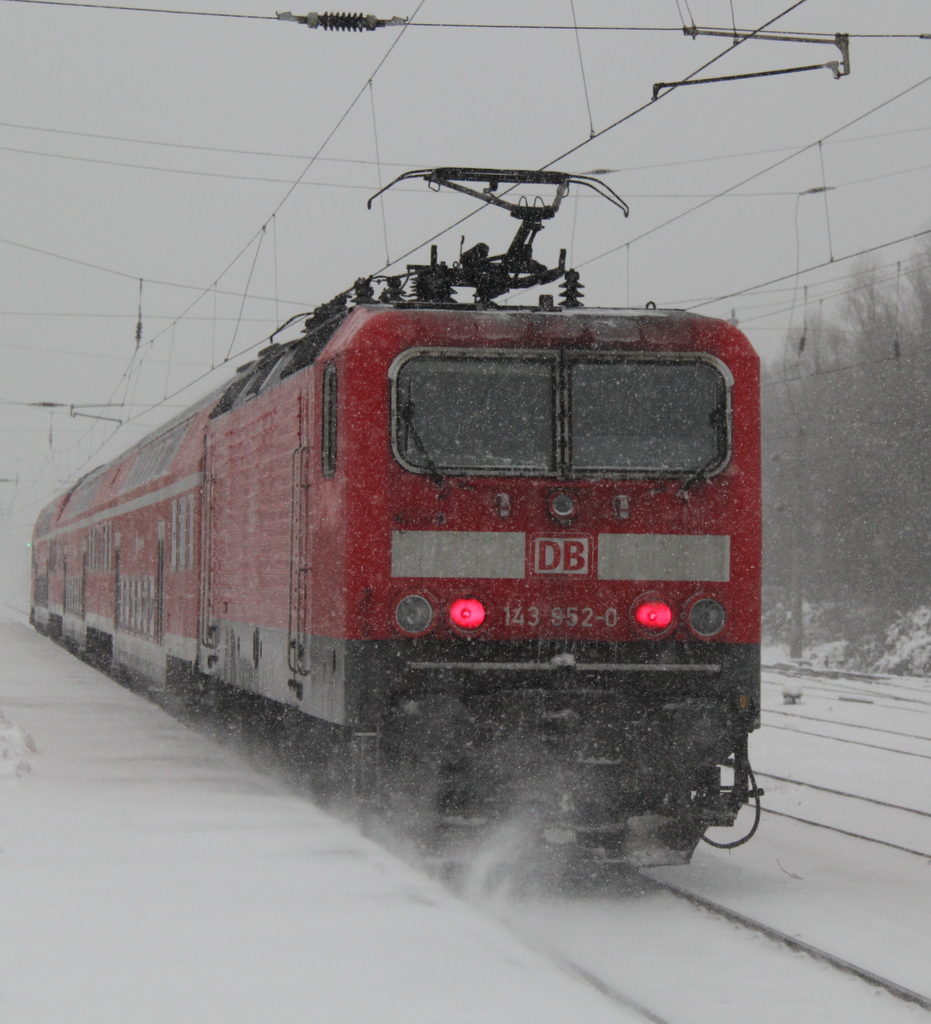 143 952-0 mit S1 von Rostock Hbf nach Warnemnde bei der Ausfahrt im Bahnhof Rostock-Bramow.09.12.2012