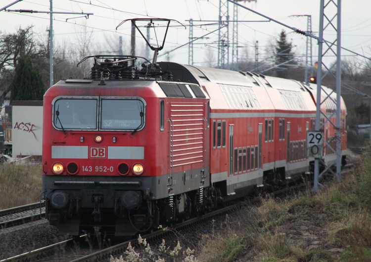 143 952-0 mit S2 Gstrow-Rostock bei der Einfahrt im Rostocker Hbf.08.12.2011