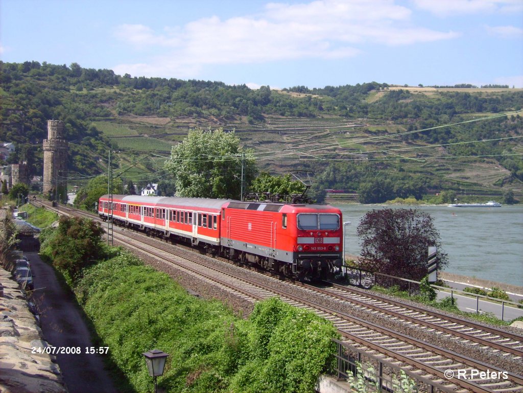 143 953-8 verlsst Oberwesel mit einer RB Koblenz geschoben. 24.07.08