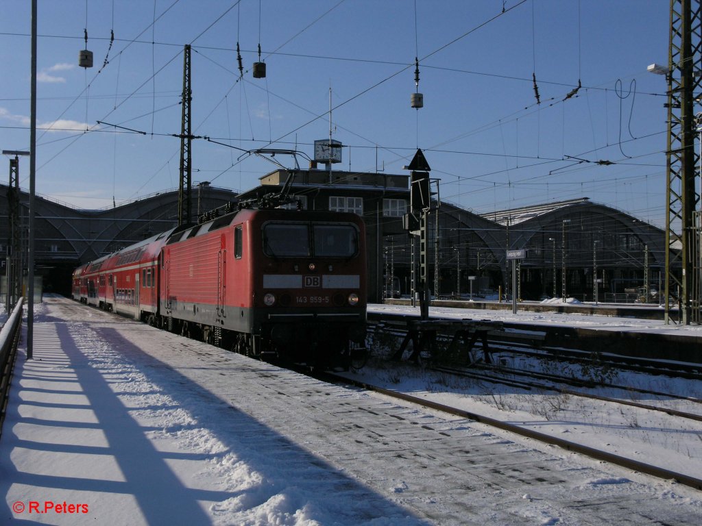 143 959-5 verlsst Leipzig HBF mit der RB 5 Flughafen Leipzig/Halle. 21.12.09
