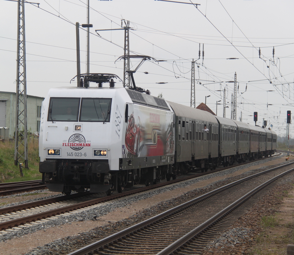 145 023-6 mit DPE 32819 von Cottbus nach Ostseebad Binz bei der Einfahrt im Bahnhof Bergen auf Rgen.11.05.2013