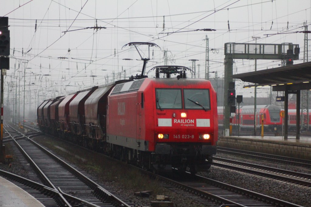 145 023-8 bei der Durchfahrt in Bremen Hbf am 23.12.2011