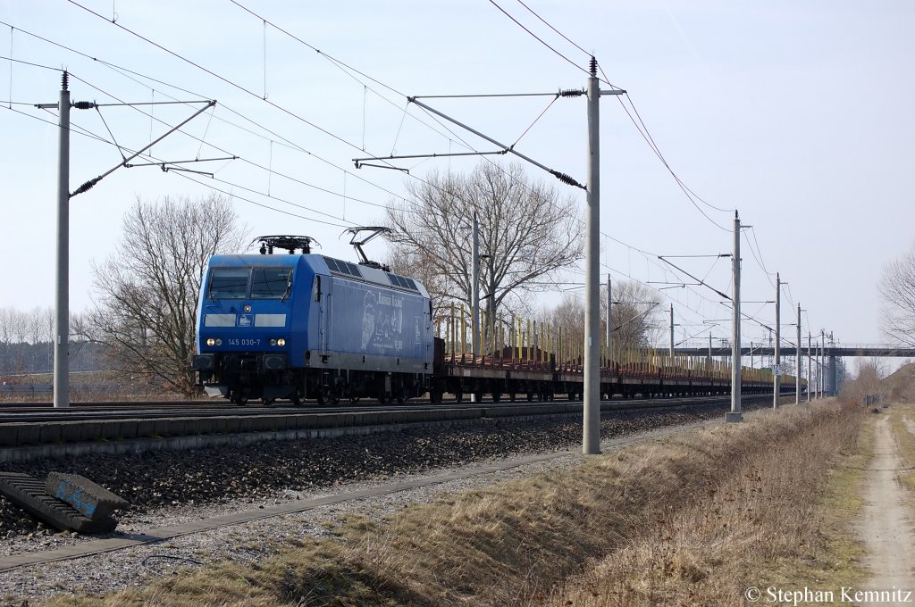 145 030-7 PRESS (145 085-7) mit leeren Holzzug zwischen Growudicke und Rathenow in Richtung Rathenow unterwegs. 21.03.2011