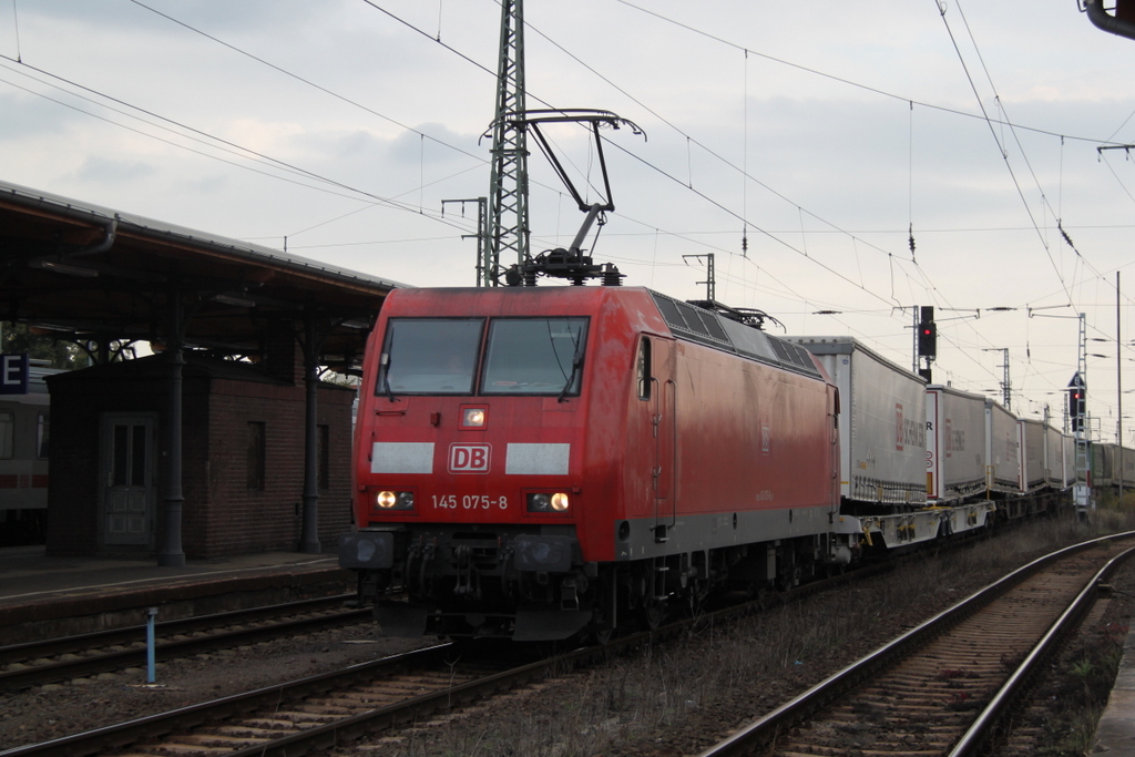 145 075-8 mit Schenker-Zug von Verona nach Rostock-Seehafen bei der Durchfahrt im Bahnhof Stendal.22.09.2012
