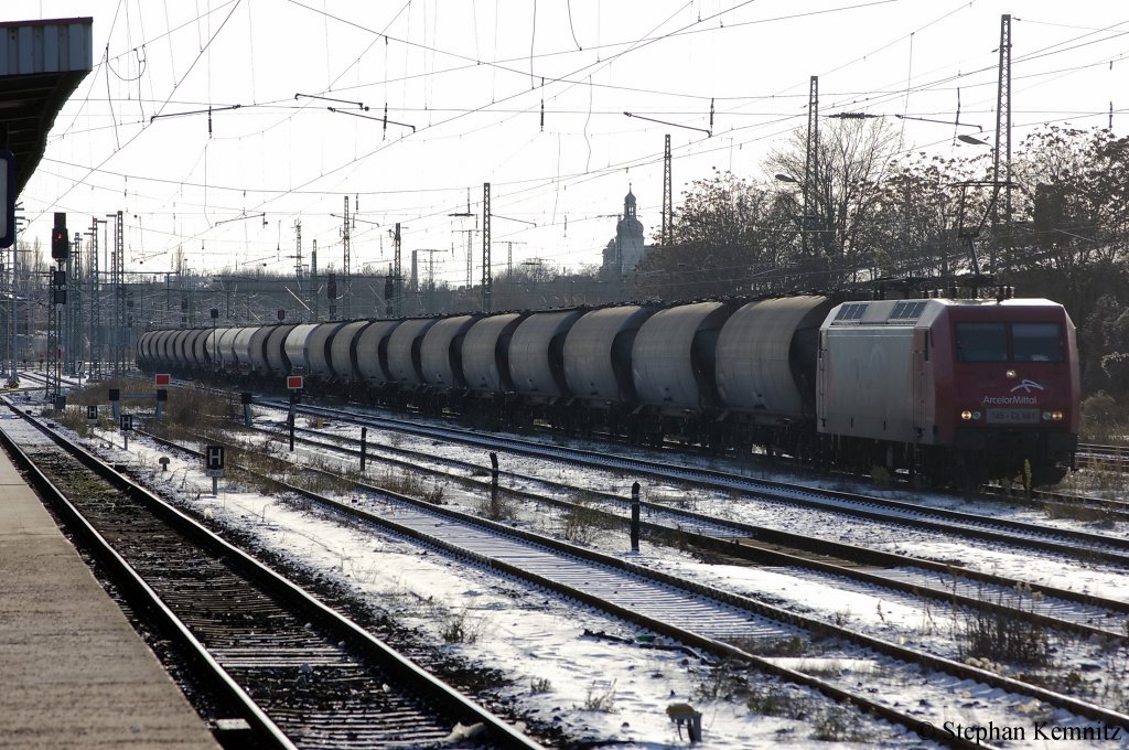 145 - CL 001 (145 081-6) der Arcelor-Mittal mit einem Kesselzug, der mit Kohle oder Ru, tierischen oder pflanzlichen Ursprungs beladen ist, in Magdeburg in Richtung Magdeburg-Neustadt. 30.11.2010