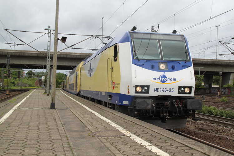 146-05 als ME von Hamburg Hbf nach Uelzen bei der Ausfahrt im Bahnhof Hamburg-Harburg.(23.07.2011)