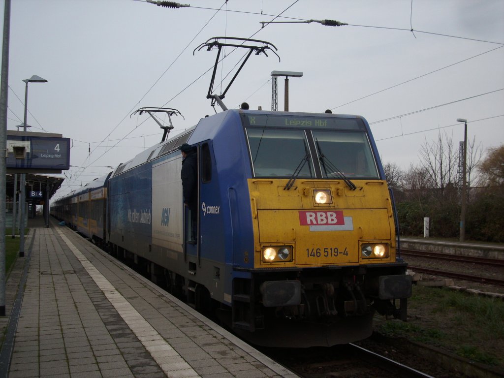 146 516 mit dem InterConnex Warnemnde-Leipzig am 05.Dezember 2009 in Warnemnde.