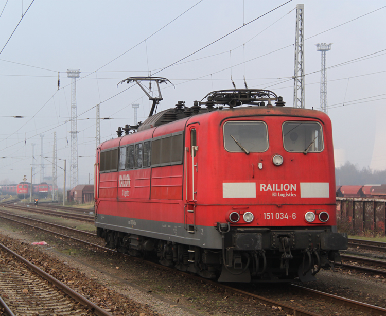 151 034-6 kam mit LKW-Zug aus Hamburg-Billwerder und fuhr nun ins Kombiwerk Rostock-Seehafen.09.11.2011 
