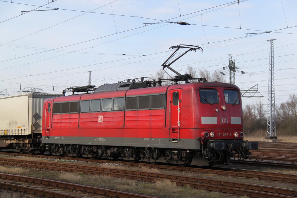151 062-7 mit KLV-Zug 50271 von Rostock-Seehafen nach Basel Bad Rbf kurz vor der Ausfahrt im Rostocker Seehafen.05.03.2012