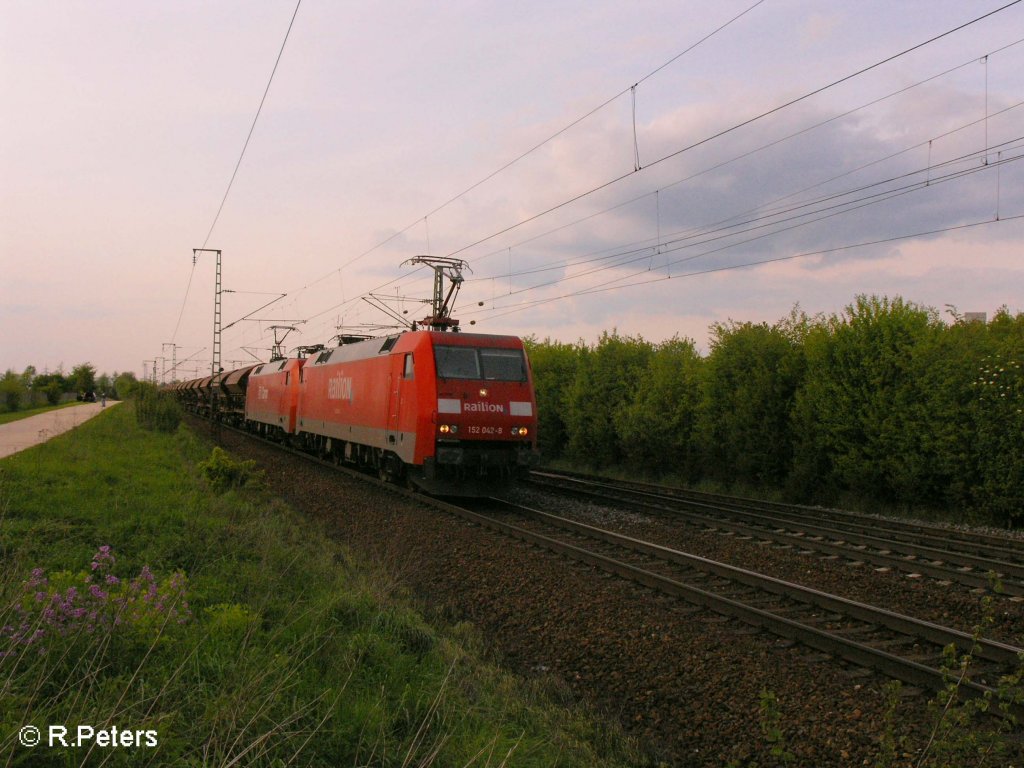 152 042-8 + 019 ziehen bei Obertraubling ein Getreidezug aus tds-Wagen. 03.05.08