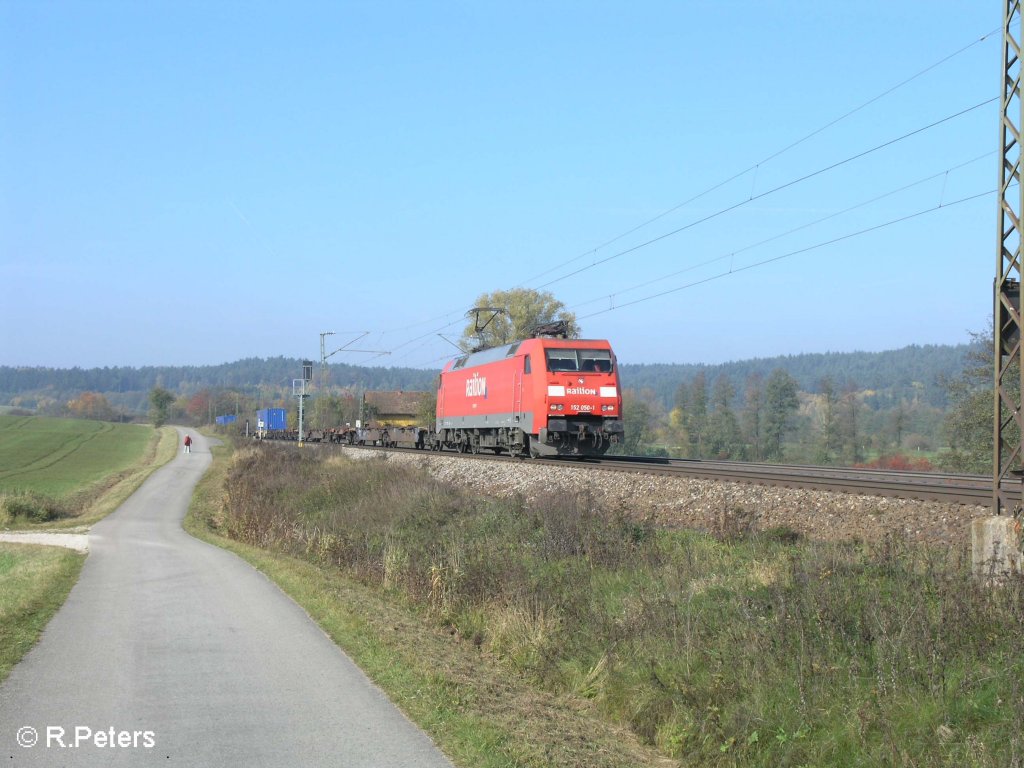 152 050-1 zieht bei Plling ein Containerzug. 25.10.08